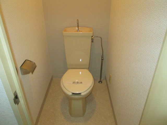 トイレ　個室タイプのトイレです。
