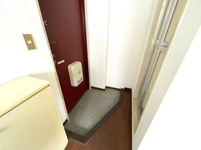 玄関　イメージとして同マンション他部屋を表示しています