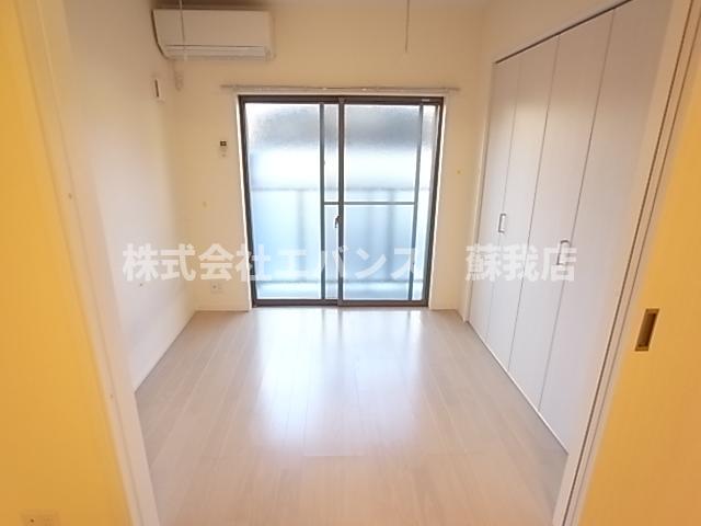その他部屋・スペース　開放的な寝室です