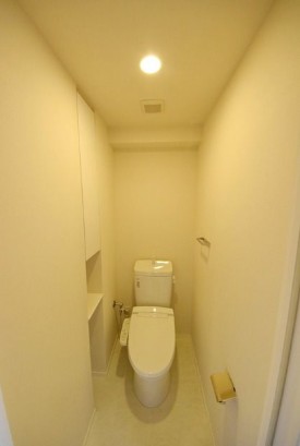 トイレ　落ち着いた色調のトイレです
