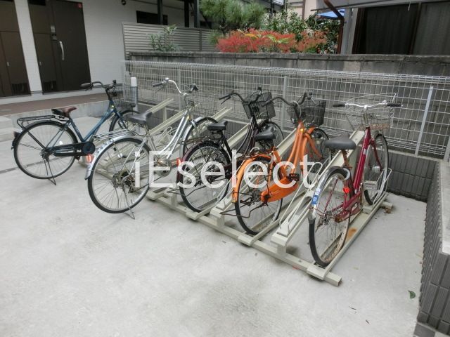 駐車場　自転車はこちらに