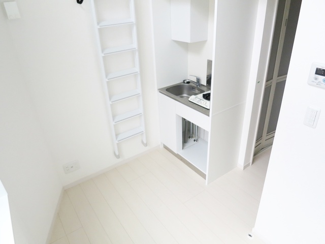居室・リビング　白基調の明るい雰囲気のお部屋です！