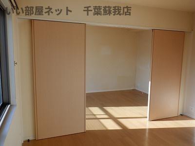 その他部屋・スペース　開放的な寝室です