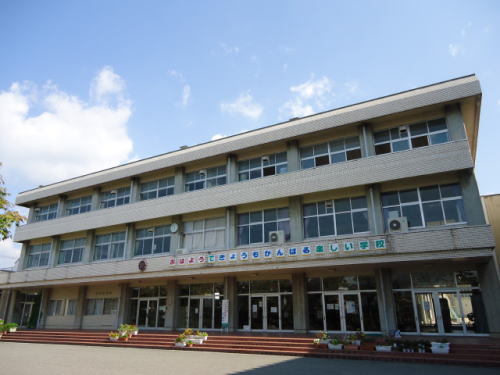小学校　坂井市立平章小学校（小学校）まで847m