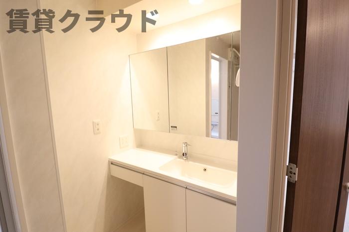 洗面設備　椅子をしまえてメイクも出来る大きな洗面台！