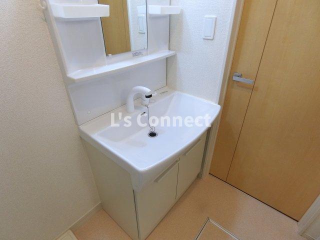 洗面設備　朝の支度もスムーズな独立洗面台。