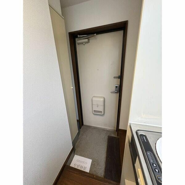 ＪＲ中央線 西八王子駅 バス乗車時間：13分 最寄りバス停で下車 徒歩3分 4階建 築36年の玄関写真