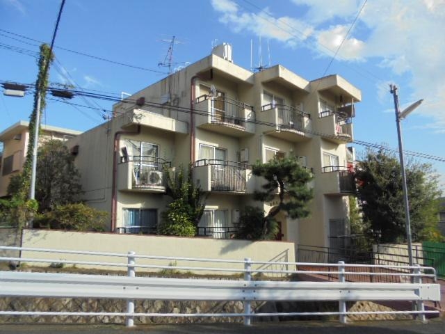 建物外観　こちらお入りください