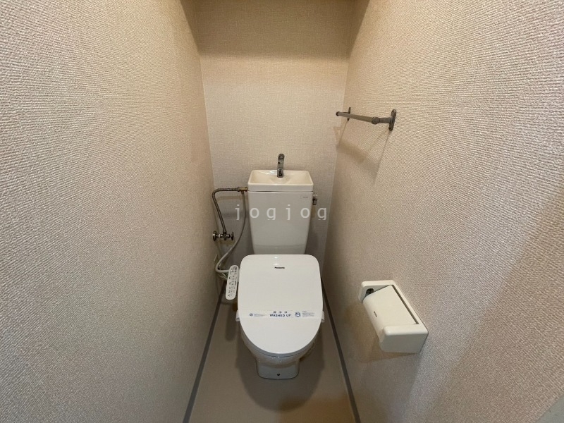 トイレ　嬉しい温水洗浄便座付きのトイレです。