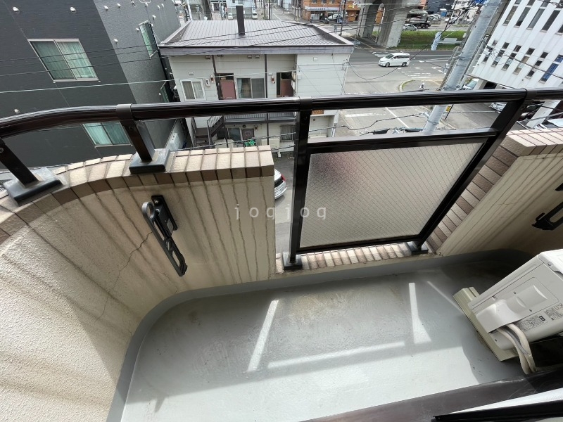 バルコニー　窓から明るい光が差し込みます。