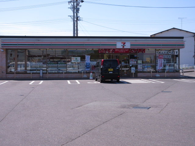 コンビニ　セブンイレブン津市一身田中野店（コンビニ）まで550m