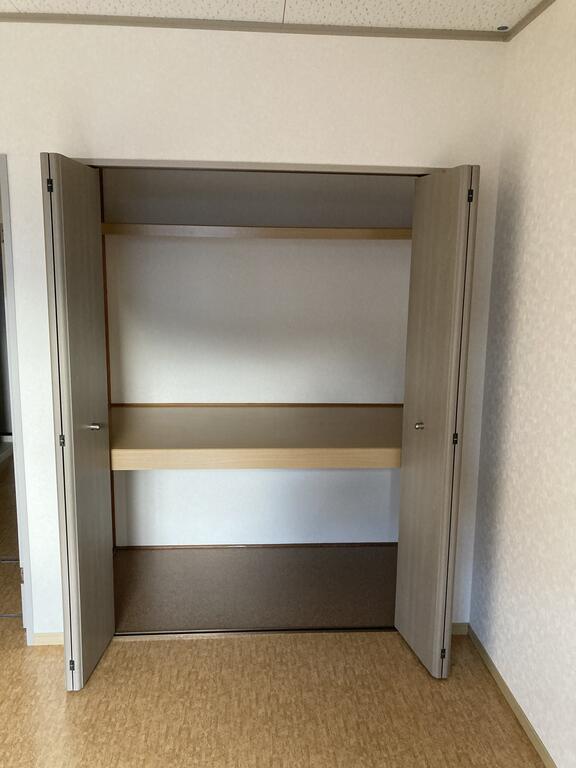 その他　８帖洋室　収納