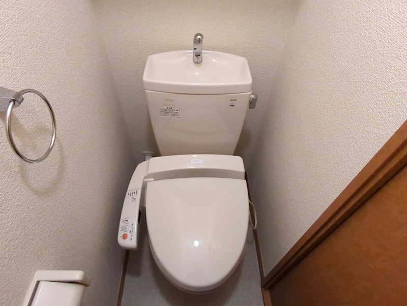 トイレ　温水洗浄便座です。