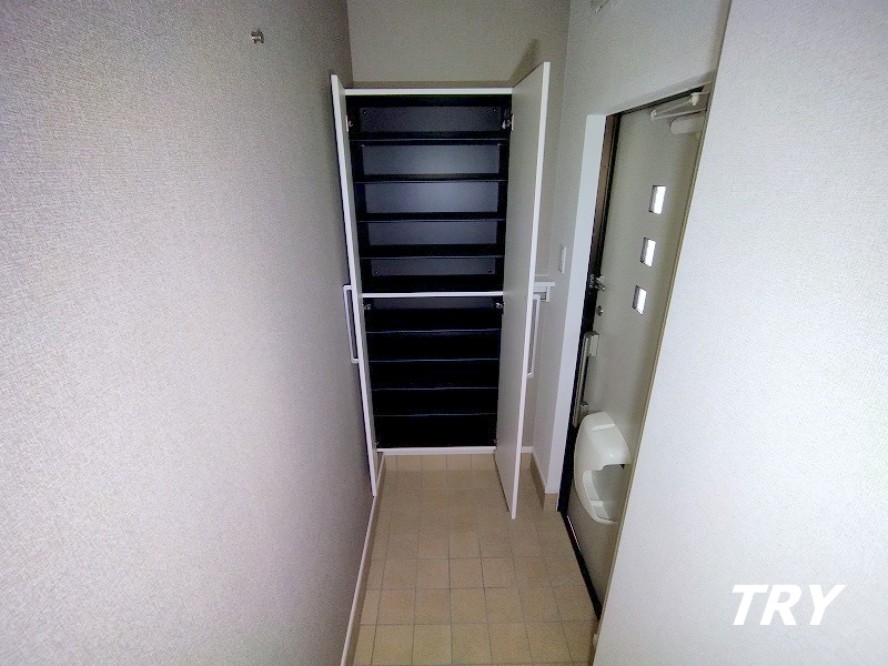 玄関　下駄箱付き