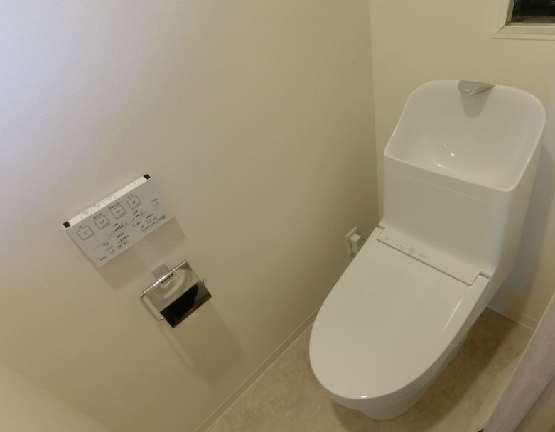 トイレ　温水洗浄便座付きです♪