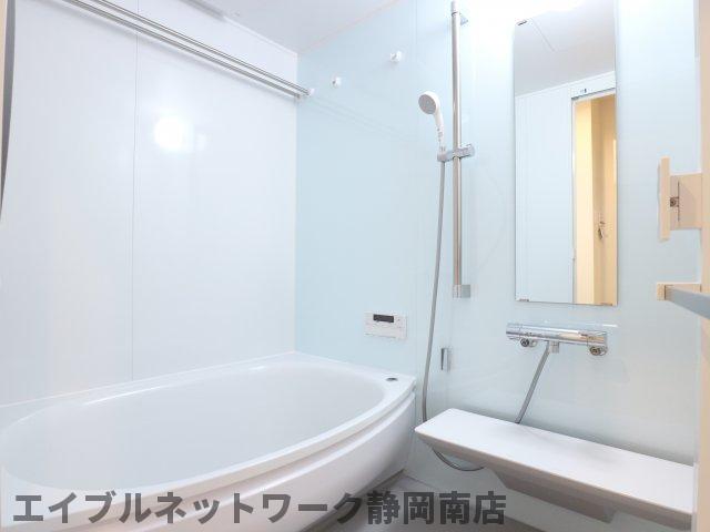 バス・シャワールーム　落ち着いた空間のお風呂です