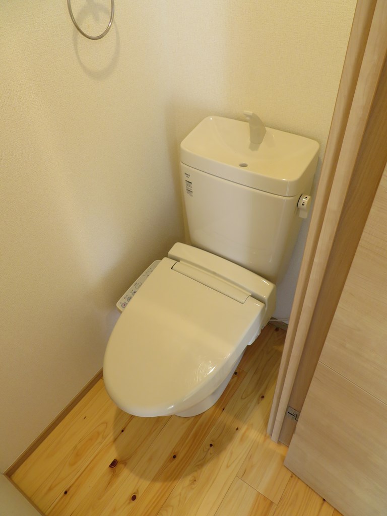 トイレ　温水洗浄機能付きのトイレ