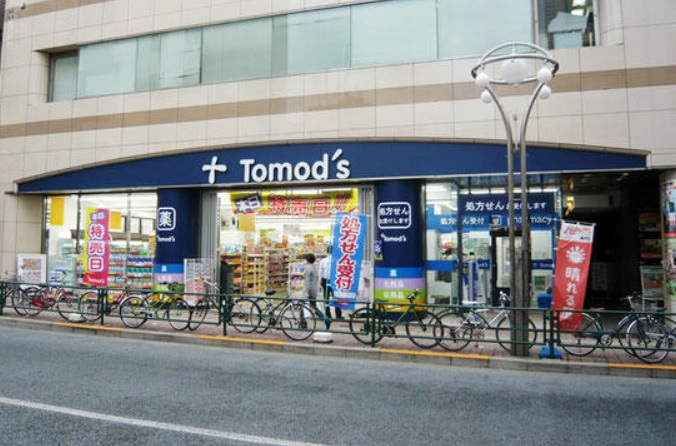 ドラックストア　トモズ高田馬場店（ドラッグストア）まで528m