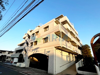 横浜市鶴見区市場上町のマンションの建物外観