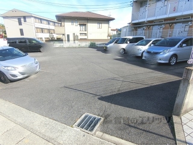 【大津市湖城が丘のアパートの駐車場】