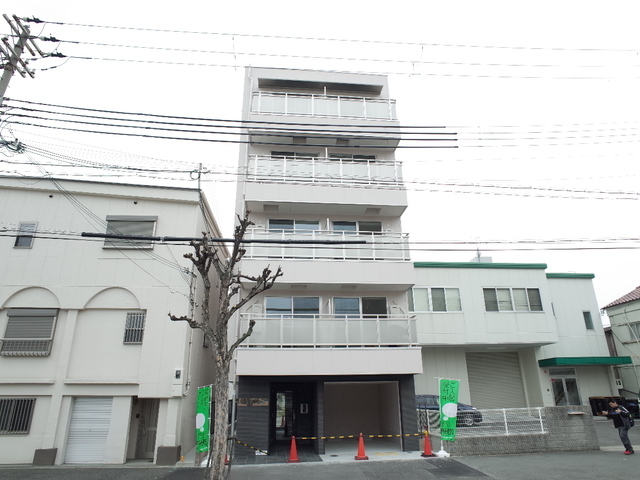 神戸市兵庫区南逆瀬川町のマンションの建物外観