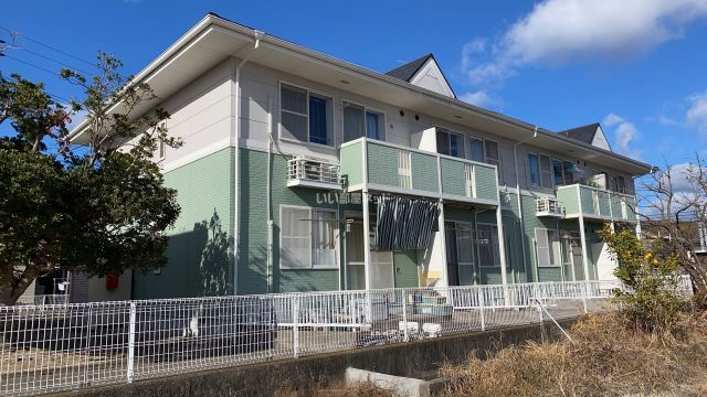 【岡山市中区海吉のアパートの建物外観】