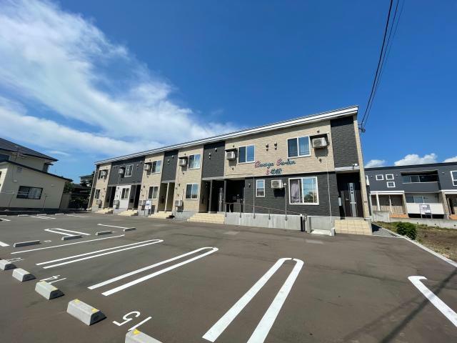 亀田郡七飯町鳴川のアパートの建物外観