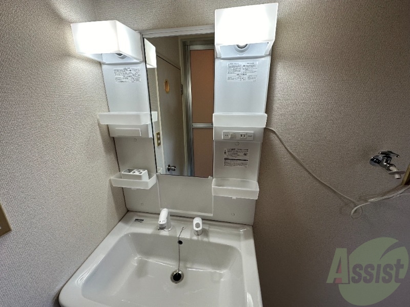 洗面設備　独立洗面台は朝の忙しい時間にとても助かりますね。