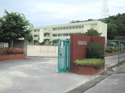 中学校　阪南市立貝掛中学校（中学校）まで675m