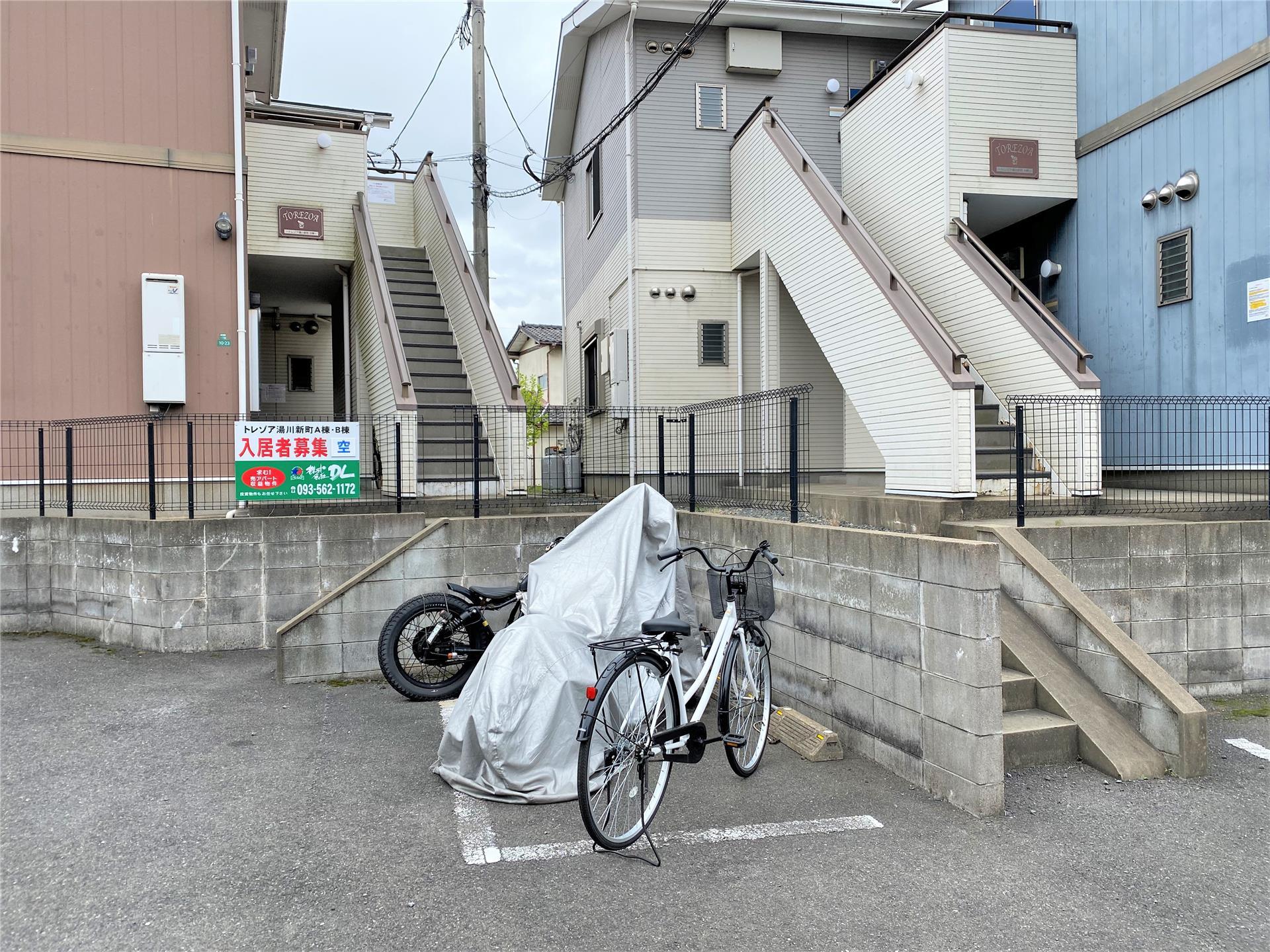 【トレゾア湯川新町Ａ棟の駐車場】