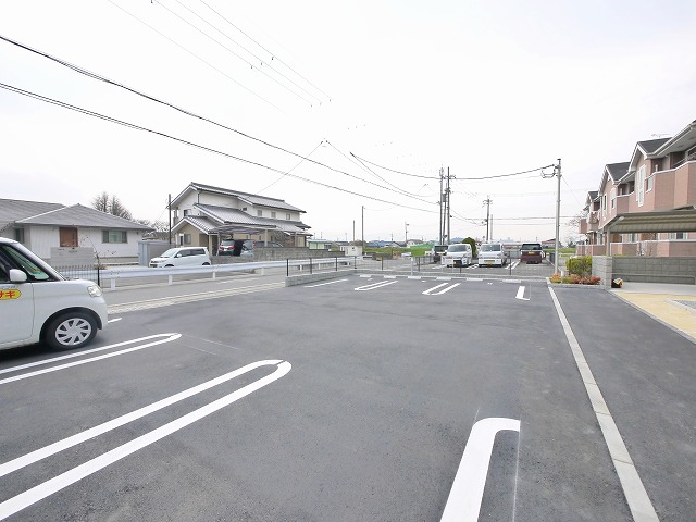 駐車場　駐車場があるので、車を買う予定の方も安心です