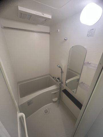 バス・シャワールーム　コンパクトで使いやすいお風呂です