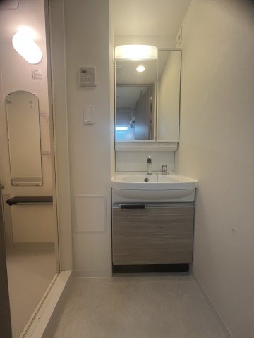 洗面設備　独立洗面化粧台が付いています
