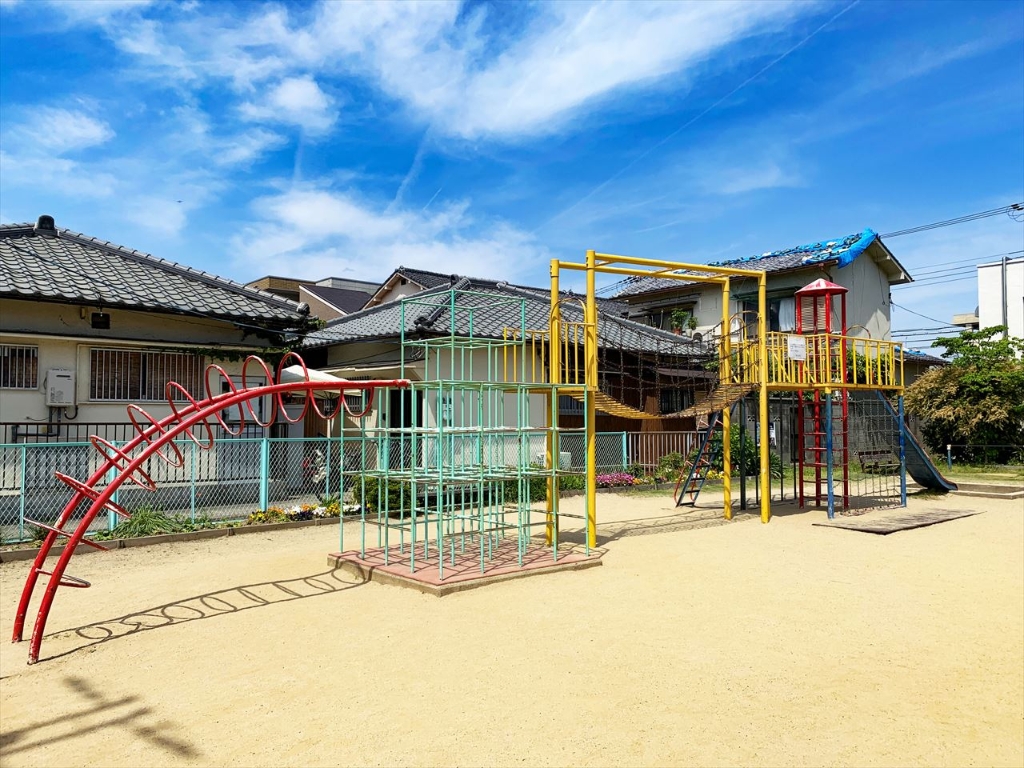 【吹田市上山田のマンションの公園】