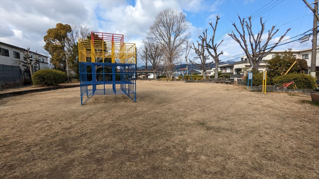 【吹田市上山田のマンションの公園】