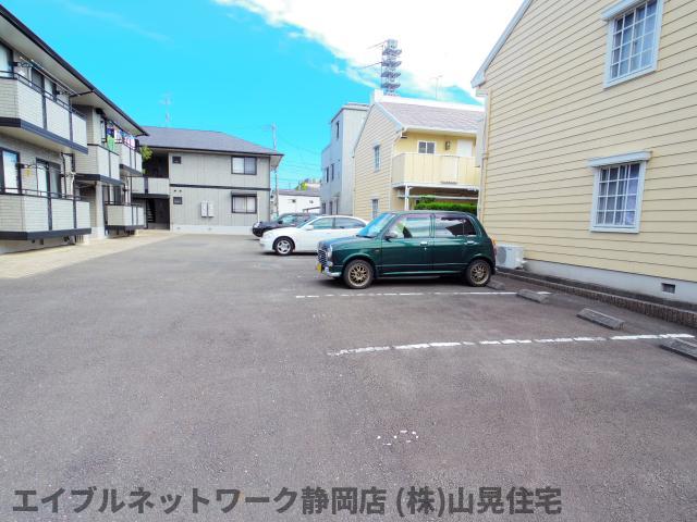 【静岡市葵区長沼のアパートの駐車場】