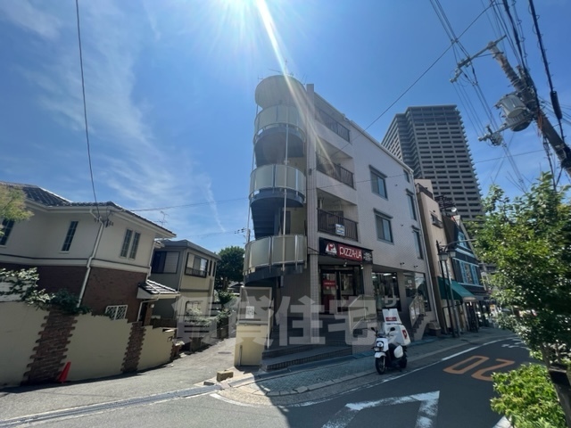 【寝屋川市香里本通町のマンションの建物外観】