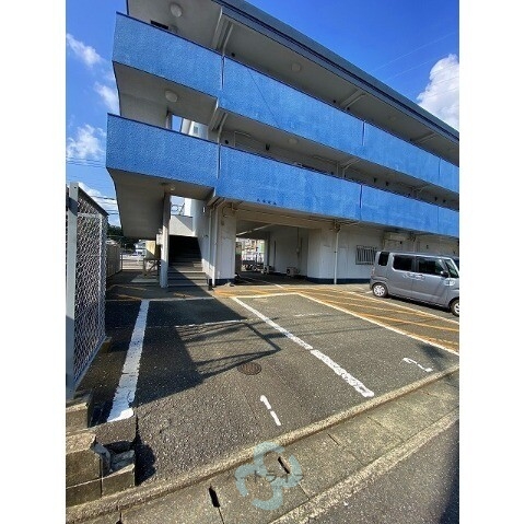 【福岡市城南区南片江のマンションの駐車場】