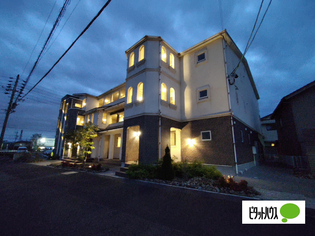 常滑市本町のアパートの建物外観