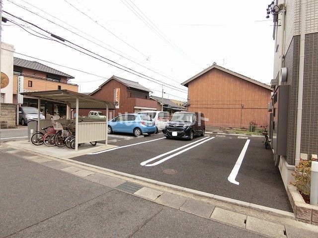 【津市八町のアパートの駐車場】