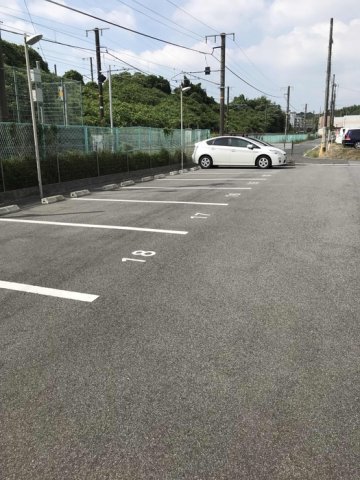 【奈良市佐保台西町のアパートの駐車場】