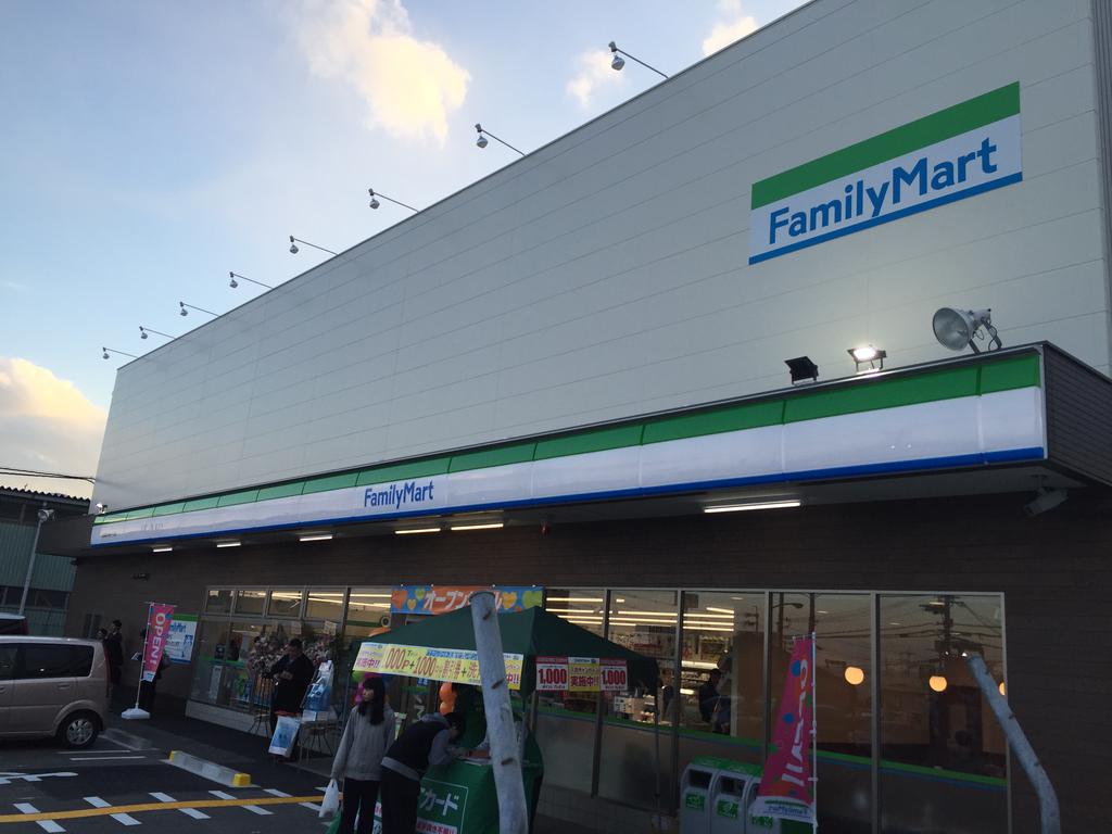 コンビニ　ファミリーマート箕面粟生外院店（コンビニ）まで522m