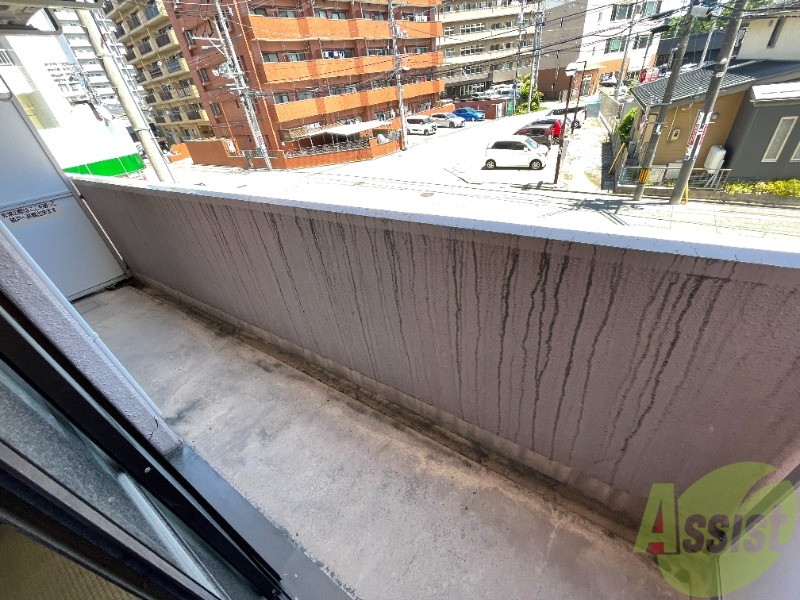 バルコニー　バルコニーがあるので洗濯物は外に干せそうですね。