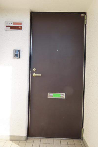 玄関　郵便受け付き玄関ドア　１階にも別途集合ポスト有り