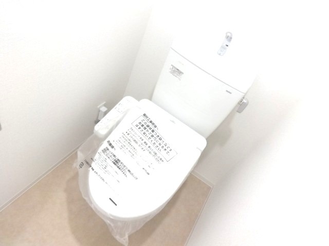 トイレ　冬場の強い味方！温水洗浄便座です。