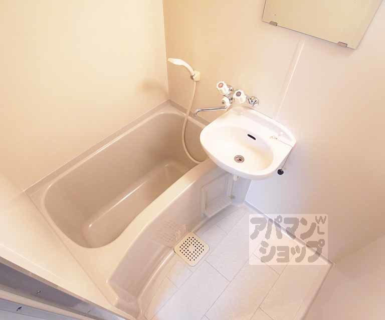 バス・シャワールーム　バスルームです。