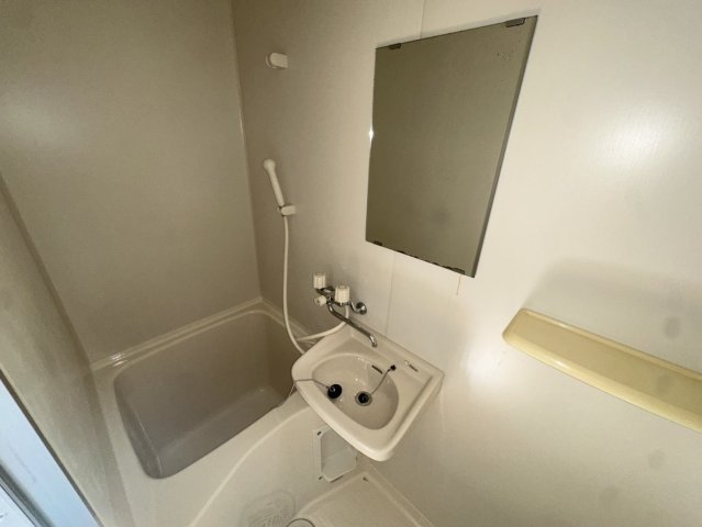 バス・シャワールーム　コンパクトで使いやすいお風呂です
