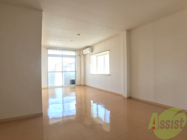 居室・リビング　１３帖の洋室です。広々として、きれいですね。