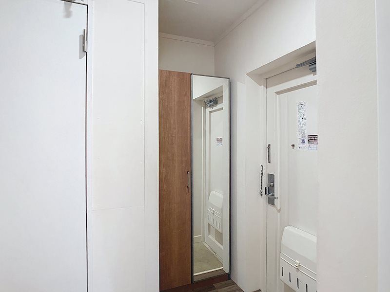 玄関　姿見付きのシューズクローク