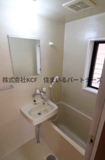 バス・シャワールーム　コンパクトで使いやすいお風呂です